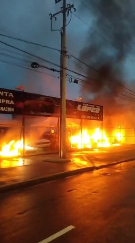 SUJETOS EN MOTO INCENDIAN LOTE DE AUTOS DE LUJO; DAÑOS ASCIENDEN A 3 MILLONES DE PESOS