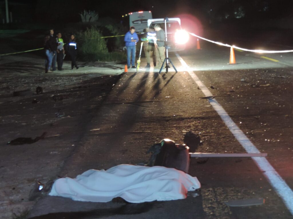 Choque frontal entre un auto y un camión de transporte de personal dejó un muerto y tres lesionados