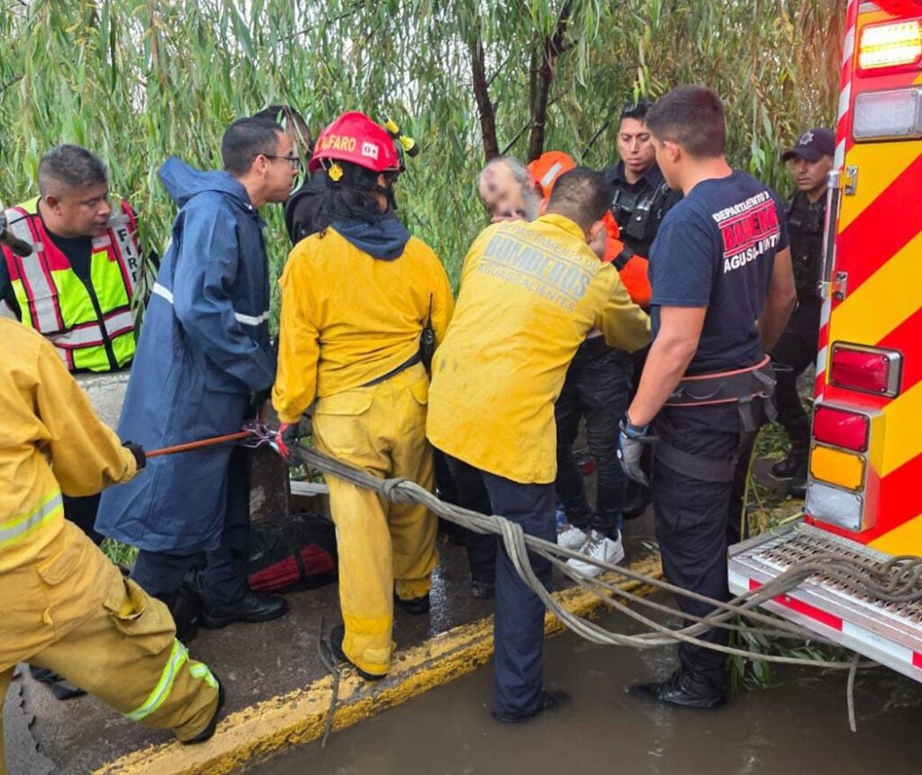 Hombre es arrastrado por la corriente del arroyo El Cedazo; fue rescatado por Bomberos Municipales