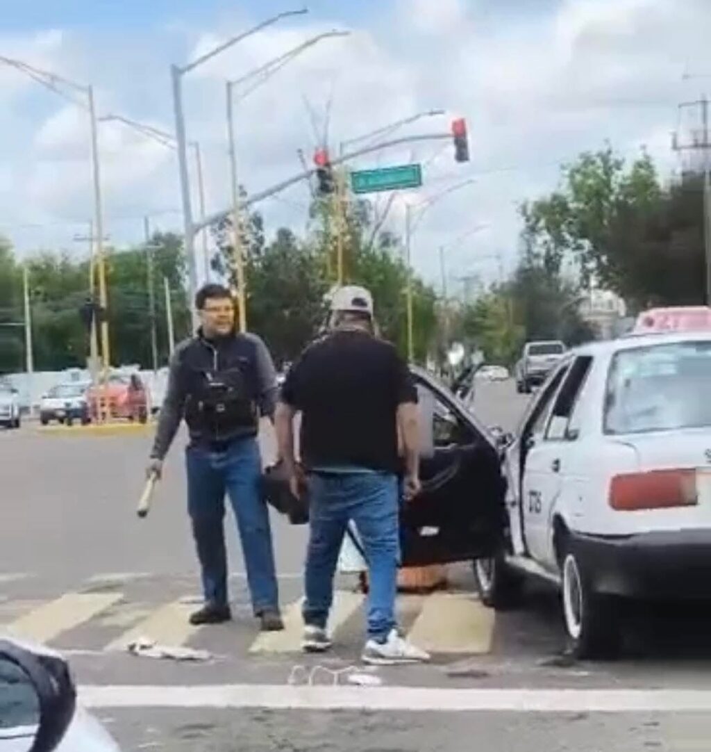 Taxista y un repartidor protagonizan riña en plena avenida; ambos fueron detenidos