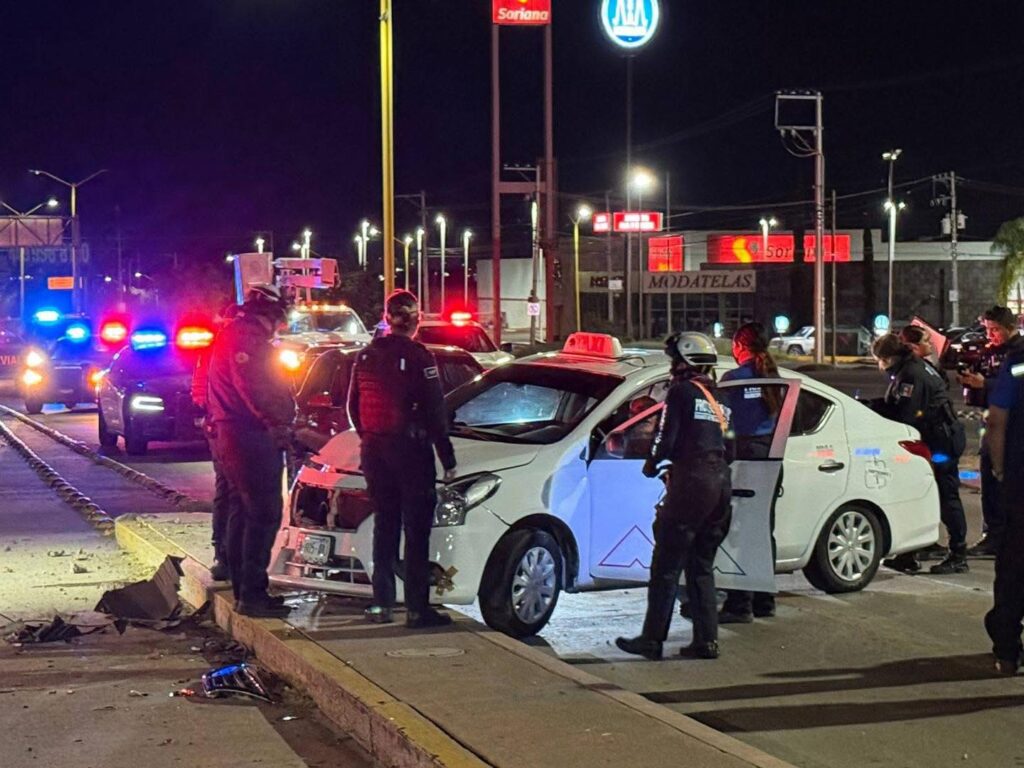 Taxista derriba poste tras perder el control en el Segundo Anillo