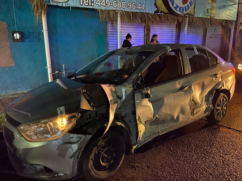 Tráiler embiste a un auto y lo arrastra hasta volcarlo en Siglo XXI