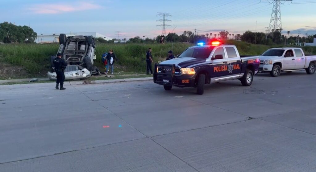 SE VUELCA UNA CAMIONETA EN CALLES DEL SUR DE LA CIUDAD