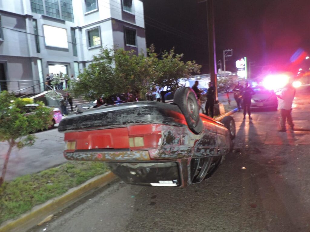 SE VUELCA UN AUTO EN EL MORELOS I Y SU CONDUCTOR SE DA A LA FUGA