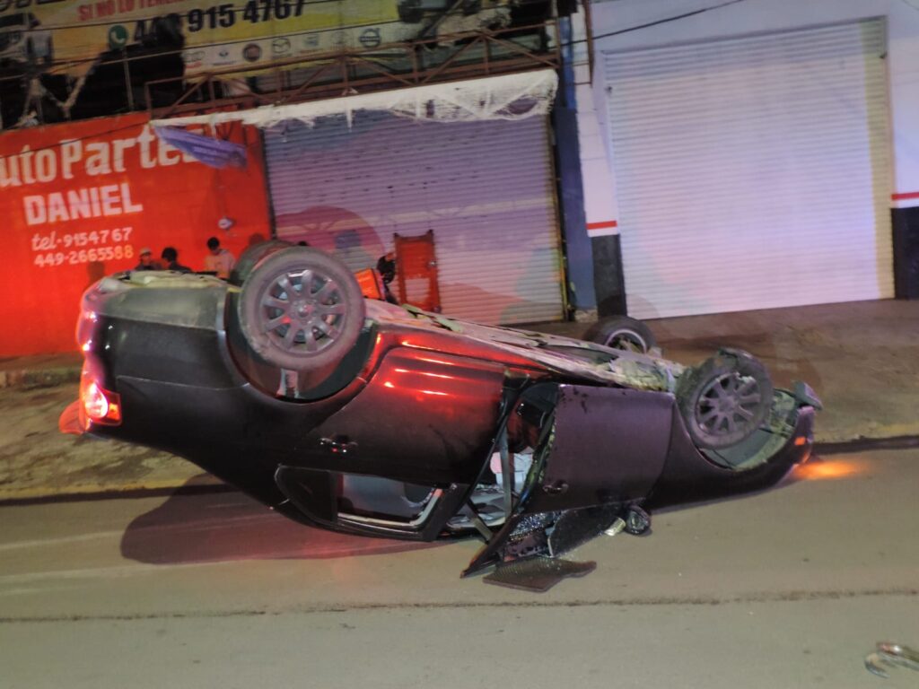 Conductor borracho se vuelca con dos amigos en Avenida Petróleos Mexicanos