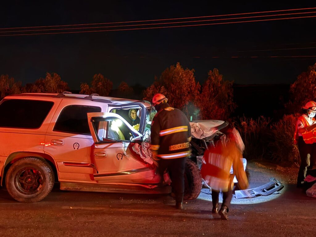 Mujer resulta lesionada tras fuerte choque entre dos camionetas; un recién nacido salió ileso