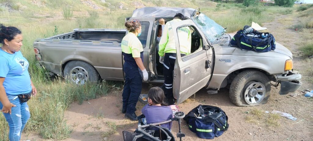 Volcadura de una camioneta en Rincón de Romos dejó cinco lesionados, la conductora fue aplastada
