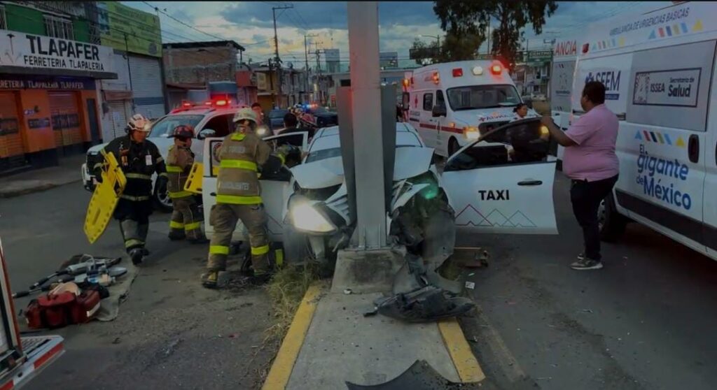 Taxista choca contra señal y deja un prensado; iba peleando con otro conductor