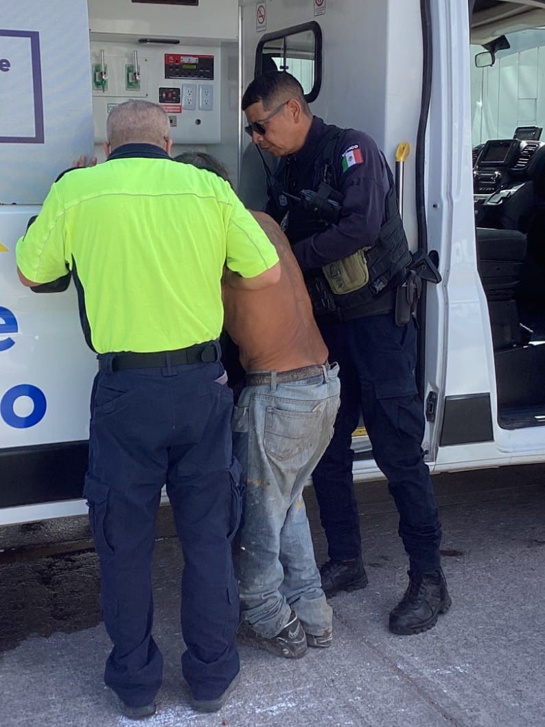 Pepenador sufre quemaduras tras abrir bote con ácido