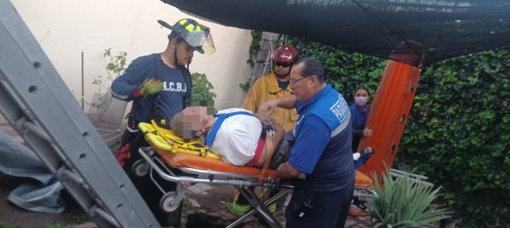 Hombre cae de una azotea en Jardines de la Concepción y es rescatado por bomberos