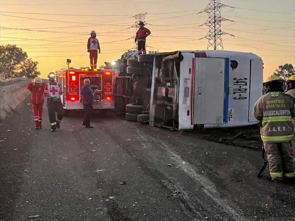 Vuelca autobús de pasajeros en Aguascalientes; 32 pasajeros resultan heridos
