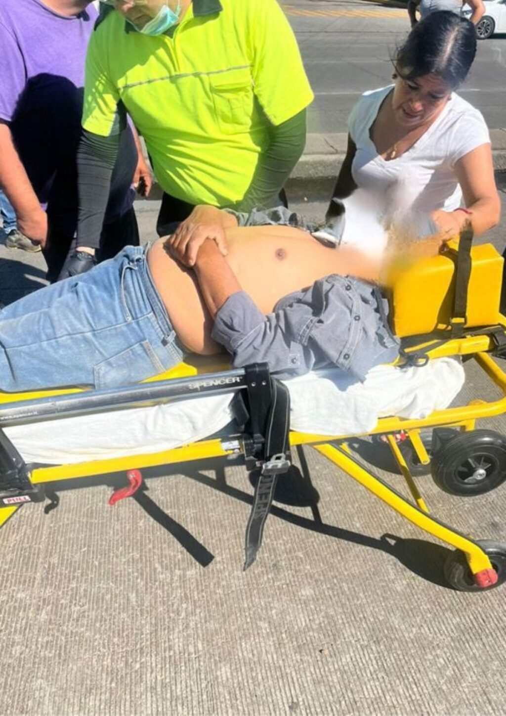 Motociclista resulta herido tras choque con camioneta en avenida De los Maestros
