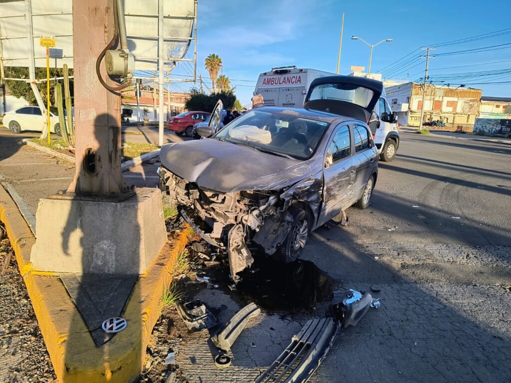Aparatoso choque deja un lesionado y fuertes daños materiales