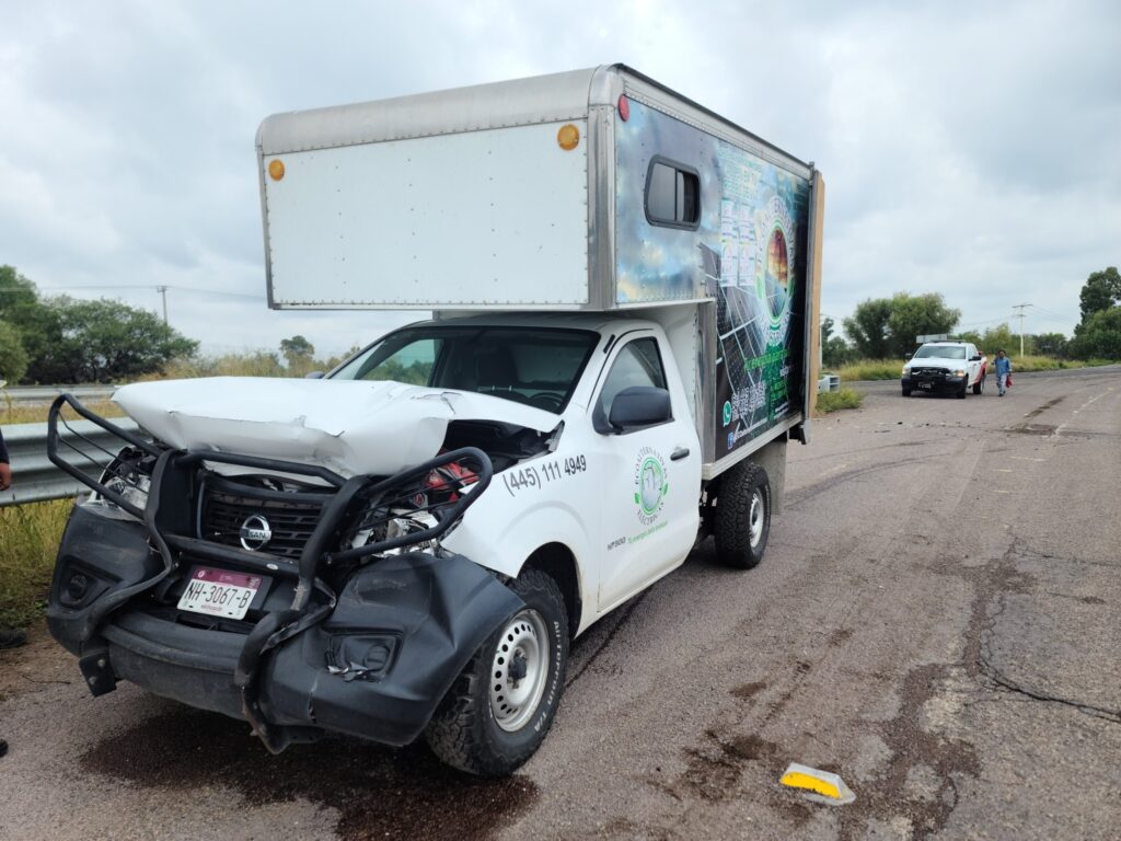 Tráiler da reversa en la carretera 45 y provoca choque en Rincón de Romos; hay lesionados leves