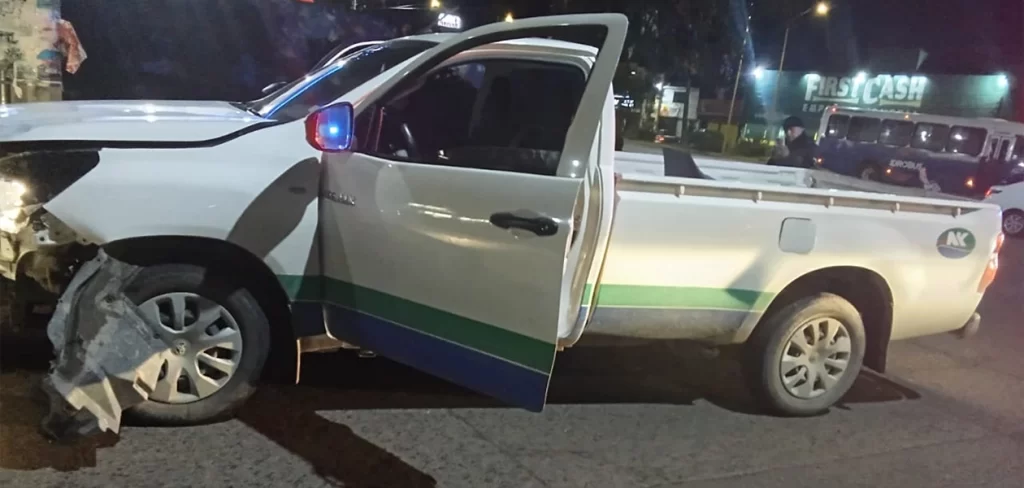 Camioneta del ebrio conductor que se pasó la luz roja del semáforo