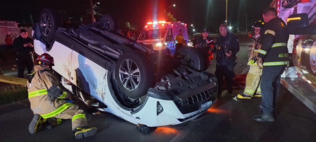 Choque-volcadura entre dos camionetas en Las Viñas dejó dos hombres atrapados y lesionados