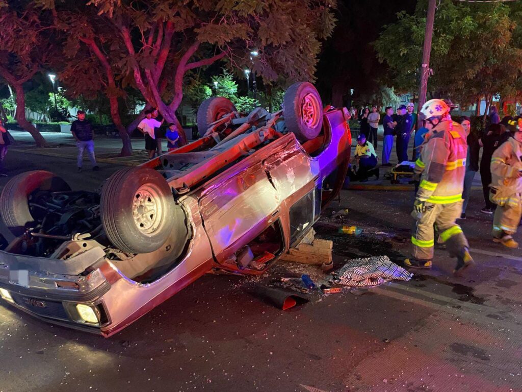 Choque-volcadura entre una camioneta y un auto en la zona Centro dejó cuatro personas lesionadas