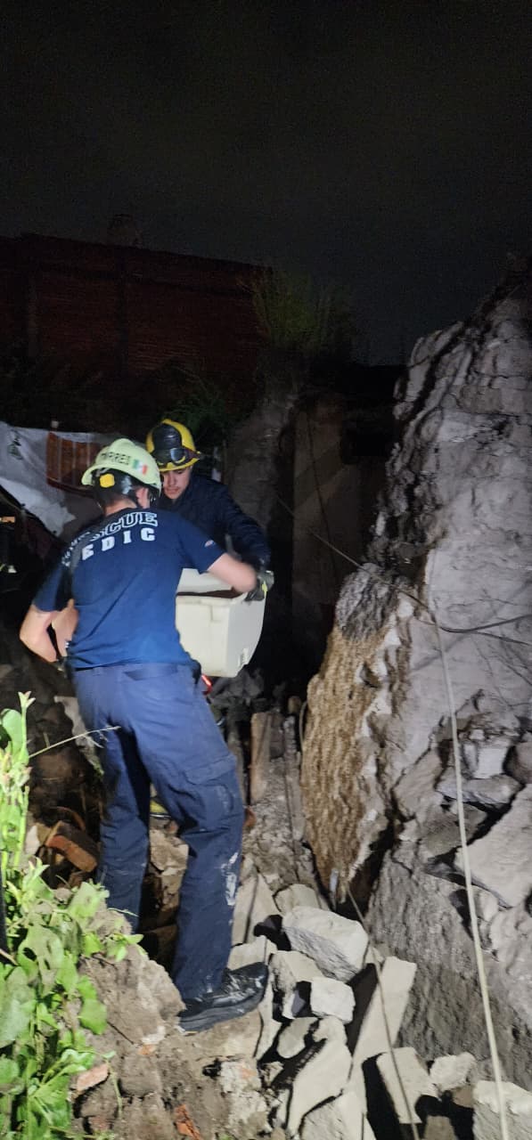 Colapsa parte de una vivienda en el barrio de La Salud; rescatan a mujer y a sus dos perros