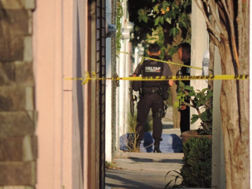 Ejecutan a balazos a un hombre en el residencial Los Bosques dos sicarios vestidos de negro