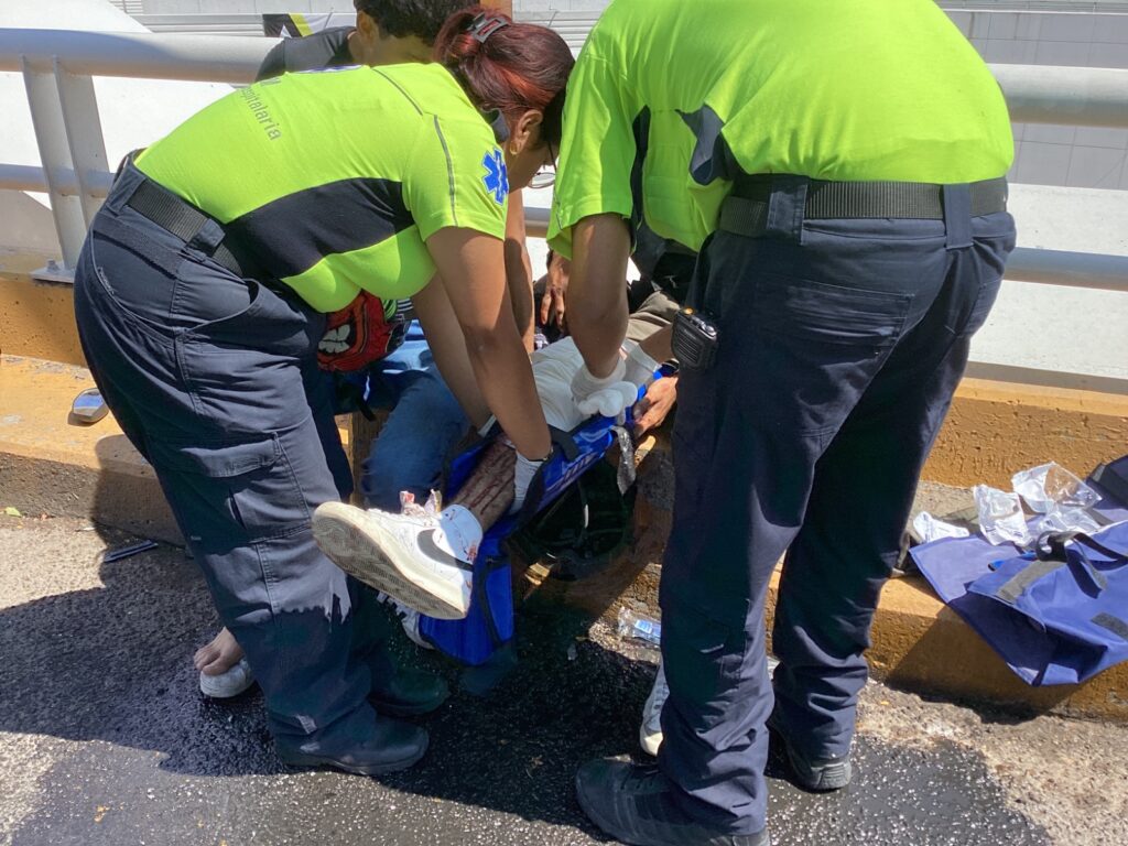 Camioneta arrolla a dos jóvenes en motocicleta en el Puente Bicentenario y huye del lugar