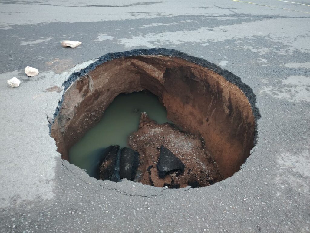 Aparece socavón en Segundo Anillo y obliga al cierre de carriles en el oriente de la ciudad