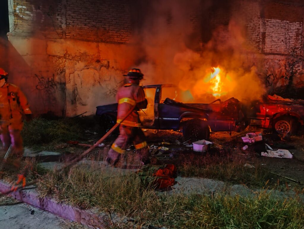 Se incendian dos camionetas en distintos puntos de la ciudad; Bomberos evitan tragedias