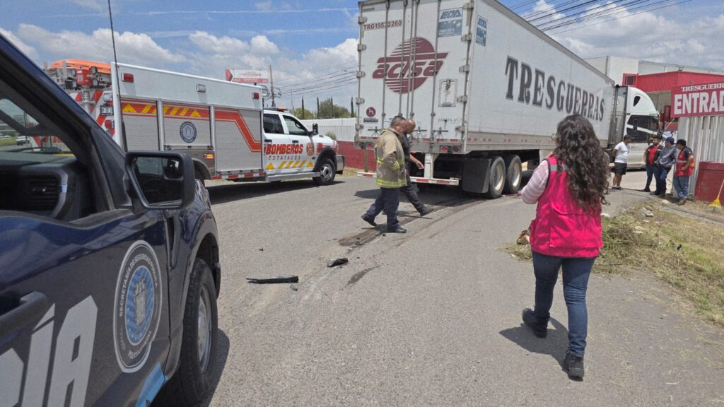 Grave motociclista que se impactó contra un tráiler y fue arrastrado en San Francisco de los Romo