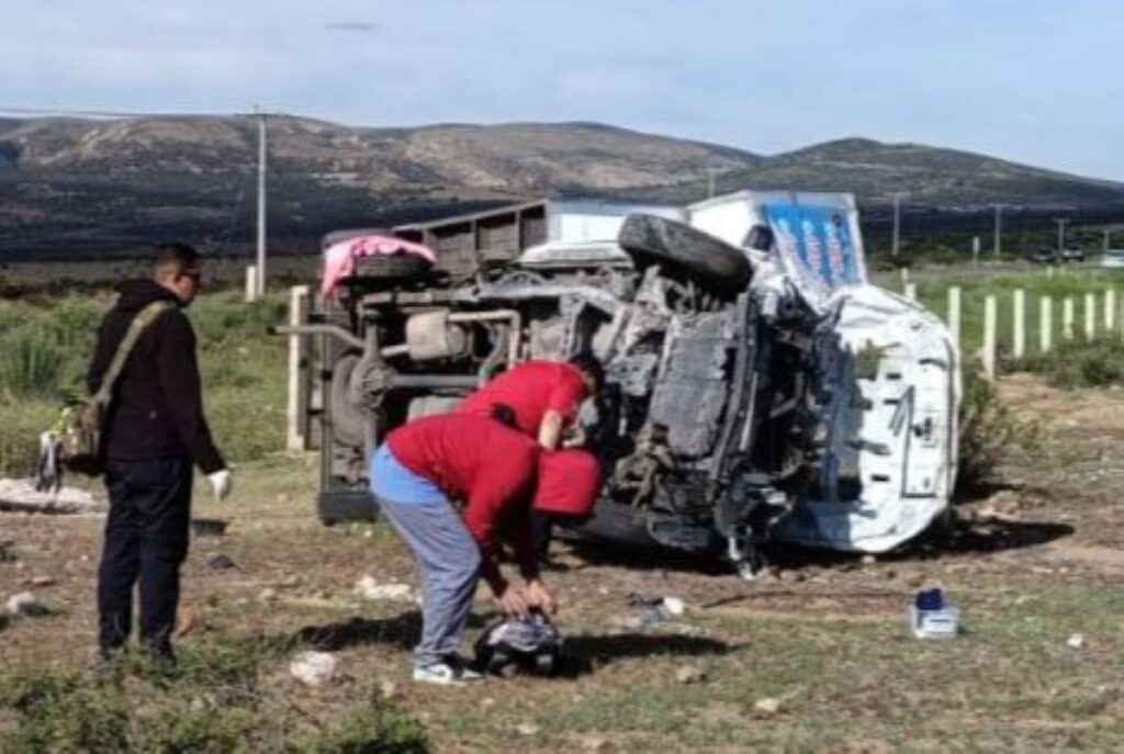 Dos hidrocálidos resultaron lesionados tras volcadura de una camioneta en Sombrerete, Zacatecas