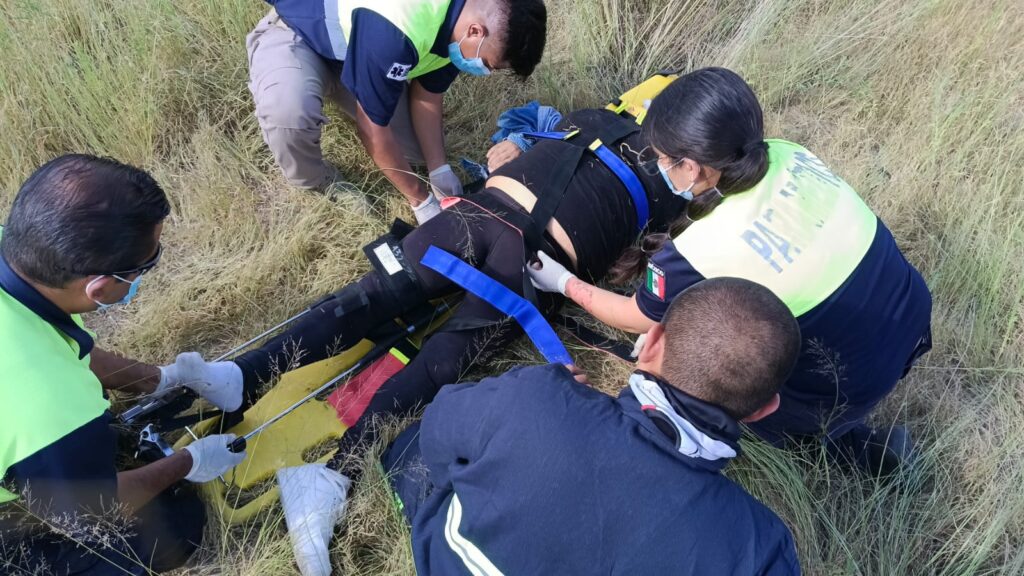 Muere la mujer que fue aplastada por su camioneta tras una volcadura en Rincón de Romos