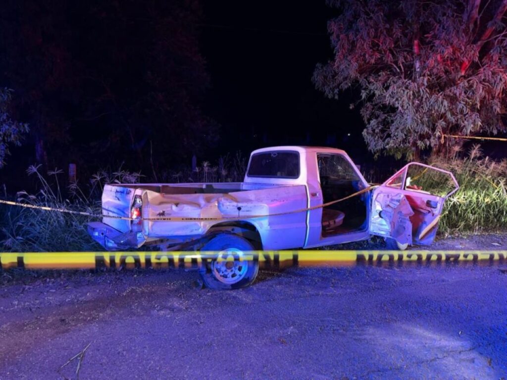 Un hombre murió y otro resultó lesionado tras un choque entre dos camionetas en la carretera 70 Poniente