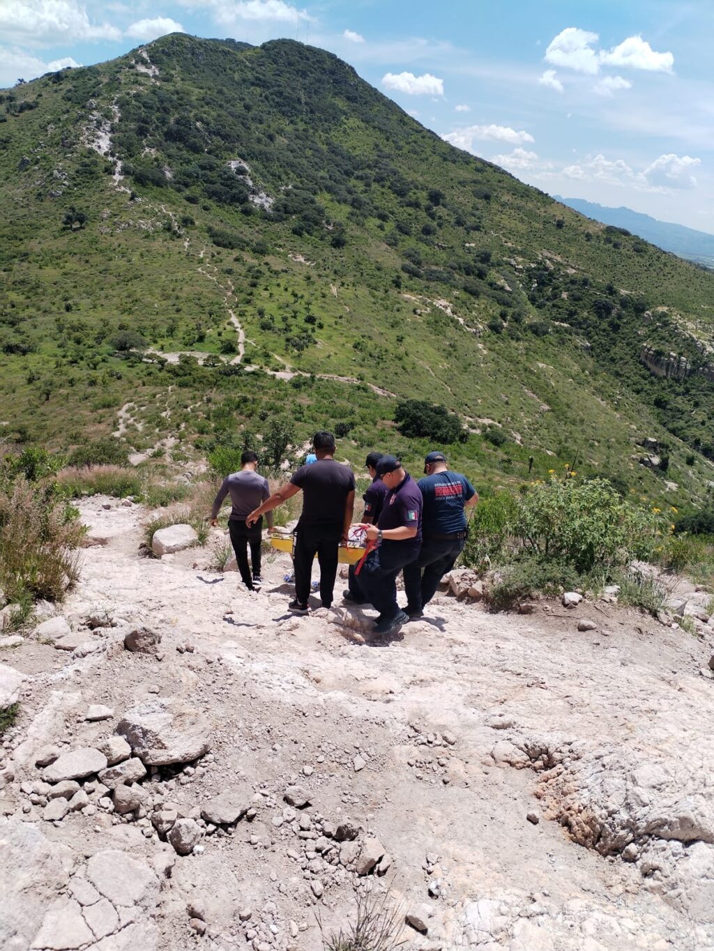 MUJER SUBIÓ EL CERRO DEL PICACHO Y YA NO PUDO BAJAR; FUE RESCATADA POR PARAMÉDICOS