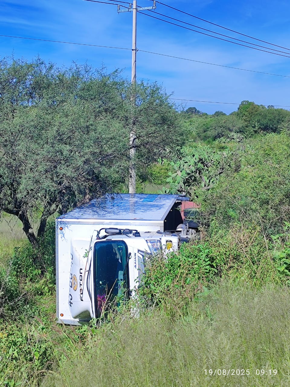 Camión de carga vuelca en la carretera 77; conductor resultó ileso
