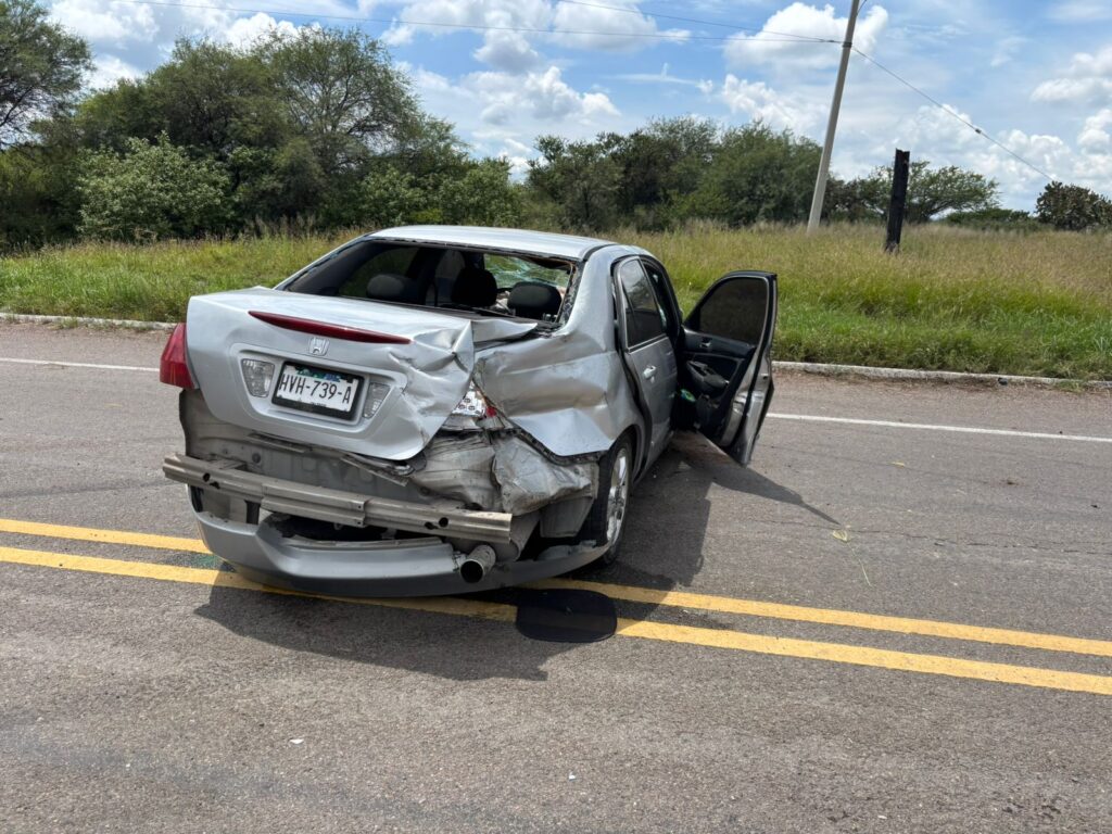 Tres personas lesionadas deja fuerte choque entre un auto y una camioneta en la carretera estatal 42