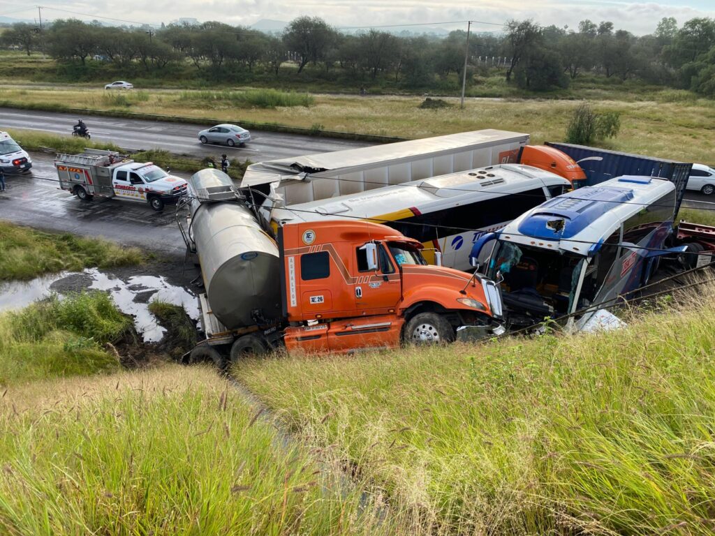 Carambola en la 45 Norte deja más de 20 lesionados; dos choferes fueron trasladados en helicóptero