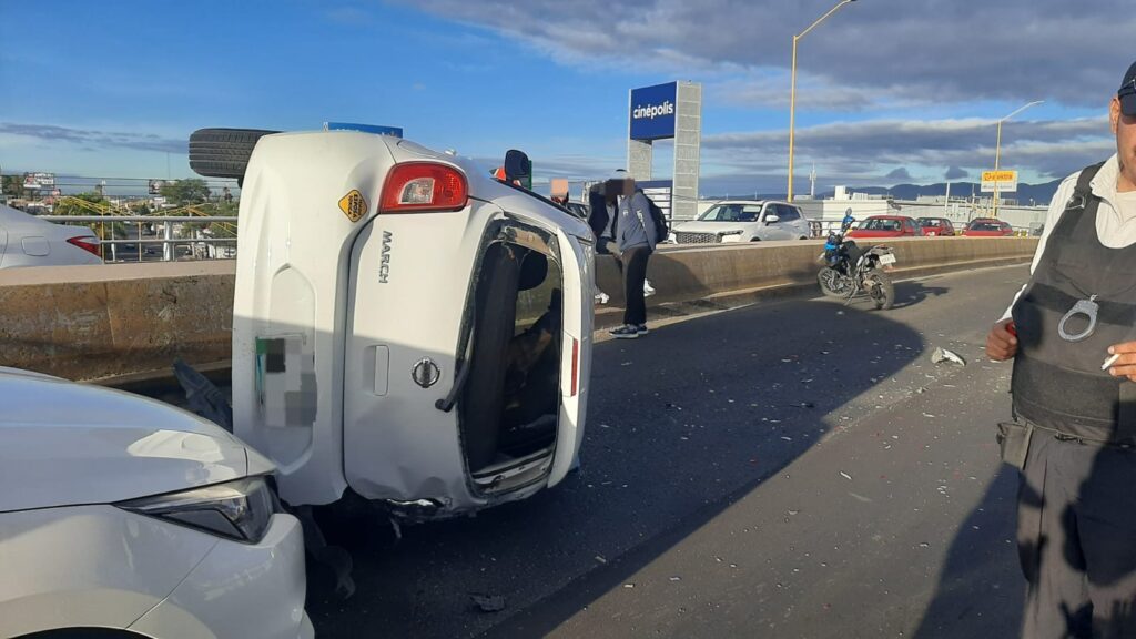 Volcadura tras choque entre camioneta y sedán en la colonia España