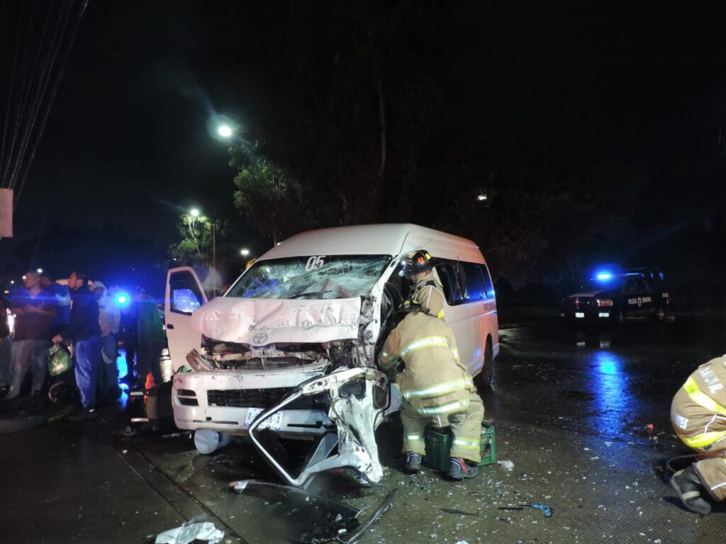 Camionero provoca brutal choque; chofer de combi quedó prensado