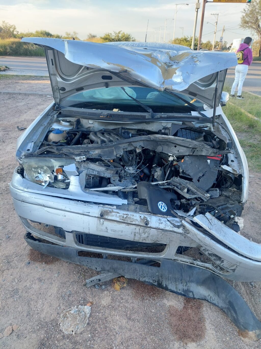 Choque entre sedán y vagoneta deja cuantiosos daños materiales en el sur de la ciudad