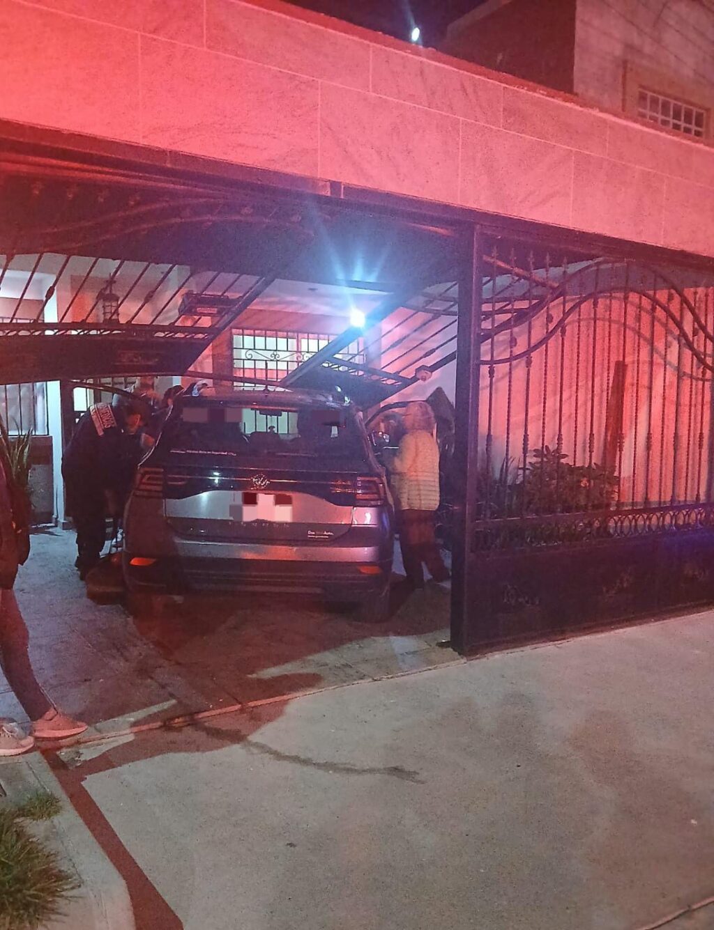 Mujer sufre desmayo al volante y choca contra su vivienda en Real de Haciendas