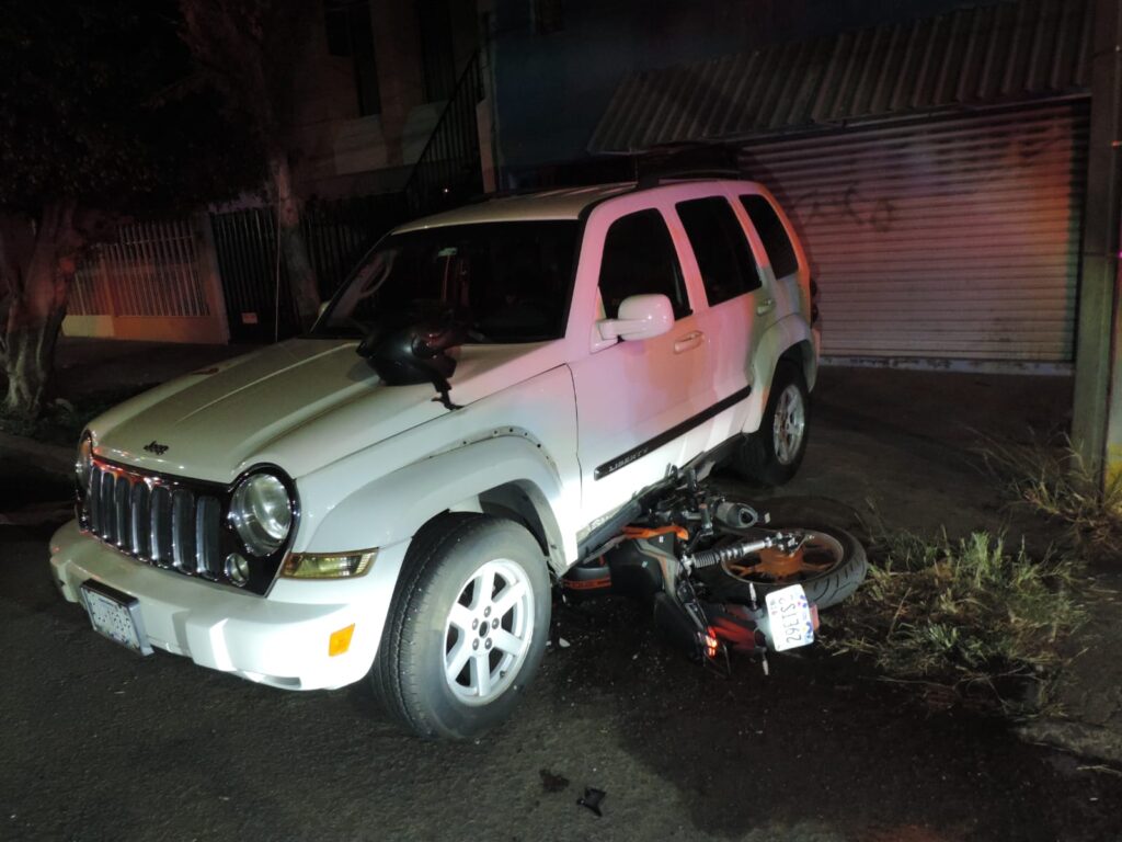 Motocicleta choca contra camioneta estacionada en Héroe de Nacozari y dos jóvenes resultan lesionados