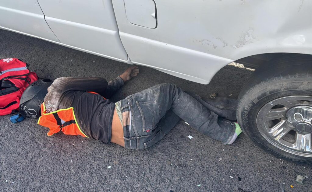 Graves dos motociclistas tras fuerte choque contra una camioneta en la 45 Norte
