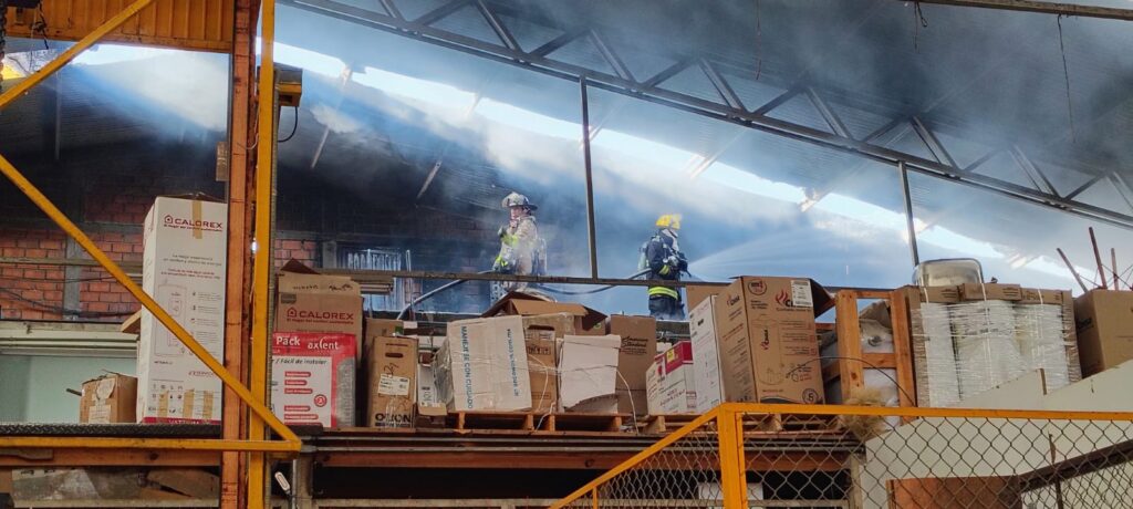 SE INCENDIA BODEGA DE MATERIALES