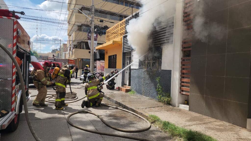 Se incendia casa a un costado de la Fiscalía de Aguascalientes