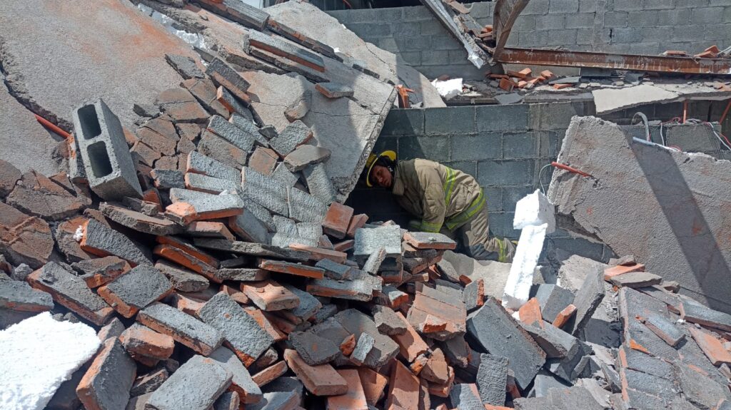 Derrumbe en una empresa de bolsas en Lomas del Picacho deja a dos trabajadores atrapados entre los escombros