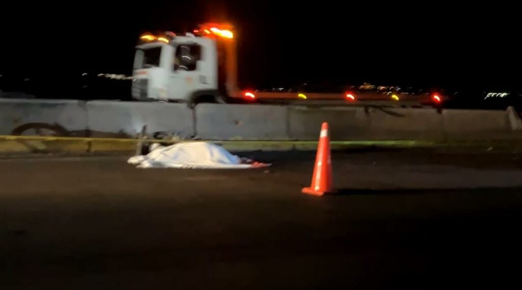 Muere motociclista tras ser embestido por tráiler y un segundo vehículo sobre la 45 Norte
