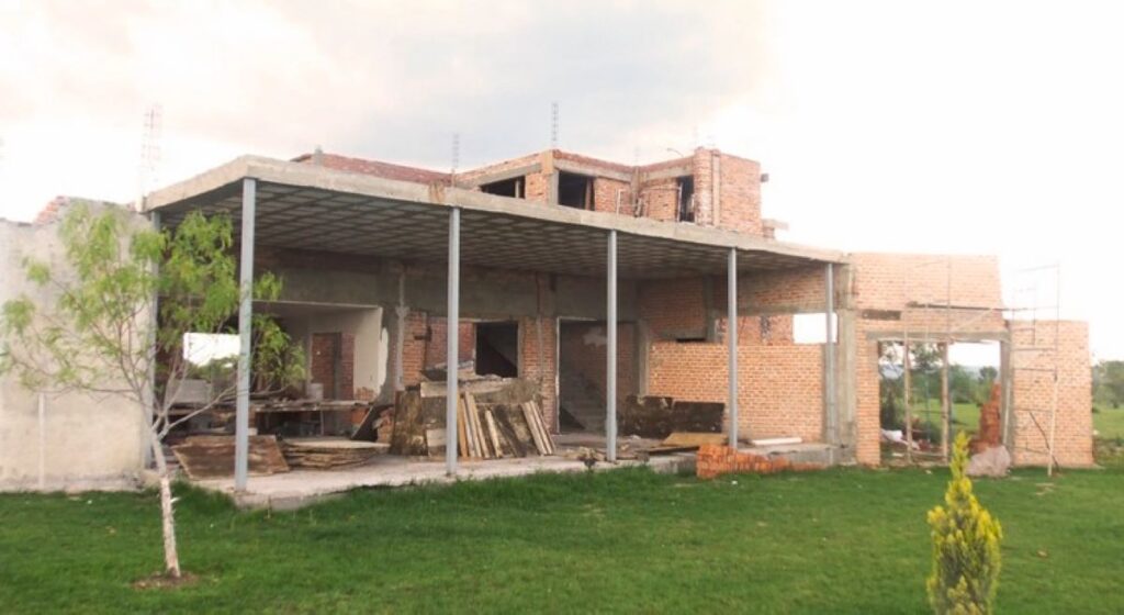 Un trabajador de la tercera edad sufre una caída de un andamio en Edén Los Sabinos y muere