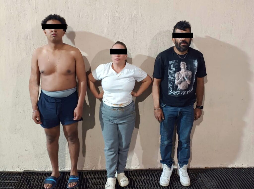 Caen dos hombres y una mujer tras persecución en el VNSA