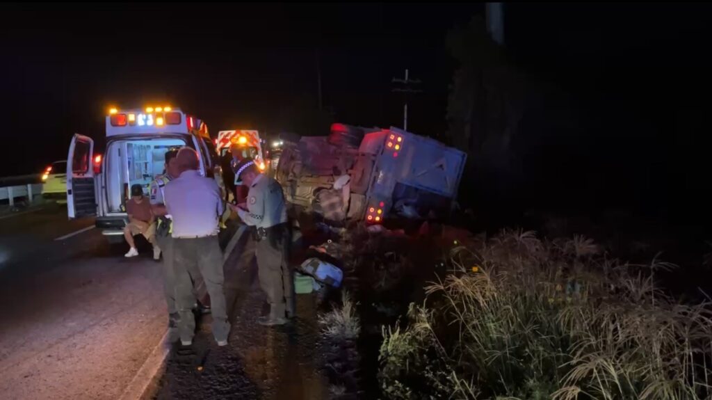 Doce jornaleros lesionados deja volcadura de una camioneta de redilas en la 45 Sur