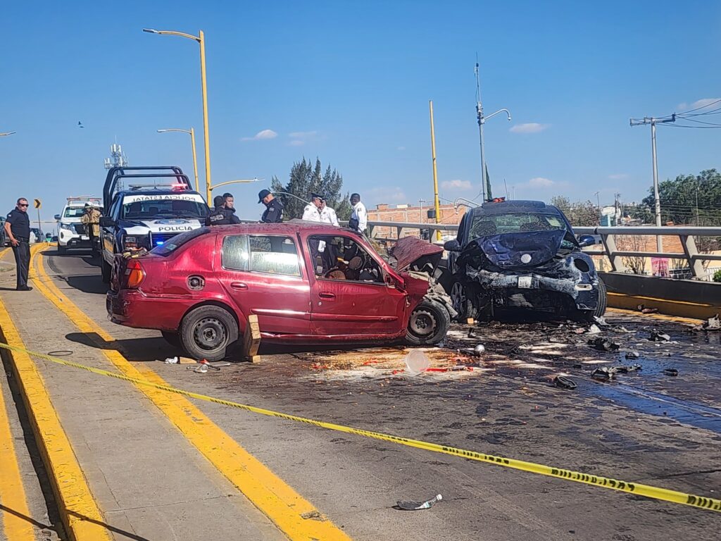 Choque frontal entre dos autos deja una mujer sin vida y a los conductores lesionados de gravedad