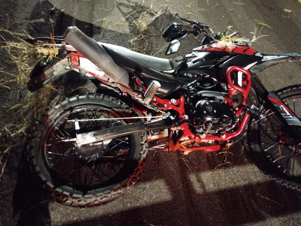 Dos jóvenes sufren caída de motocicleta en la carretera 27 y resultan lesionados, uno de gravedad