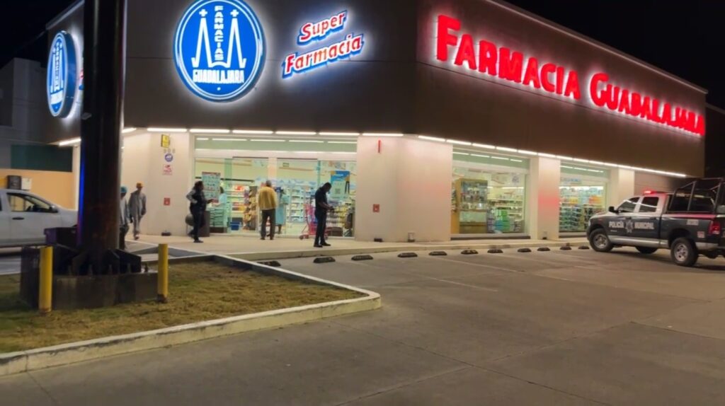 Mujer armada con una pistola asalta una farmacia en la colonia Gremial y se lleva 5 mil pesos